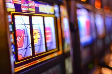 Bandar Poker betting interface showing cards and live dealer feed
